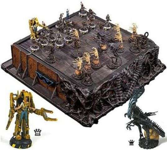 Sci-Fi Strategy Games : Aliens Deluxe Chess Set