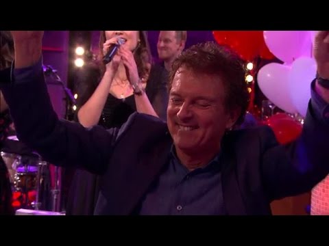 Dochters Robert ten Brink zingen 'All You Need Is Love' - RTL LATE NIGHT