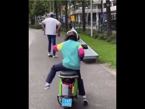 jongetje van 10 op GO scooter