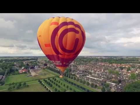 Spectaculaire dronebeelden van een opstijgende luchtballon